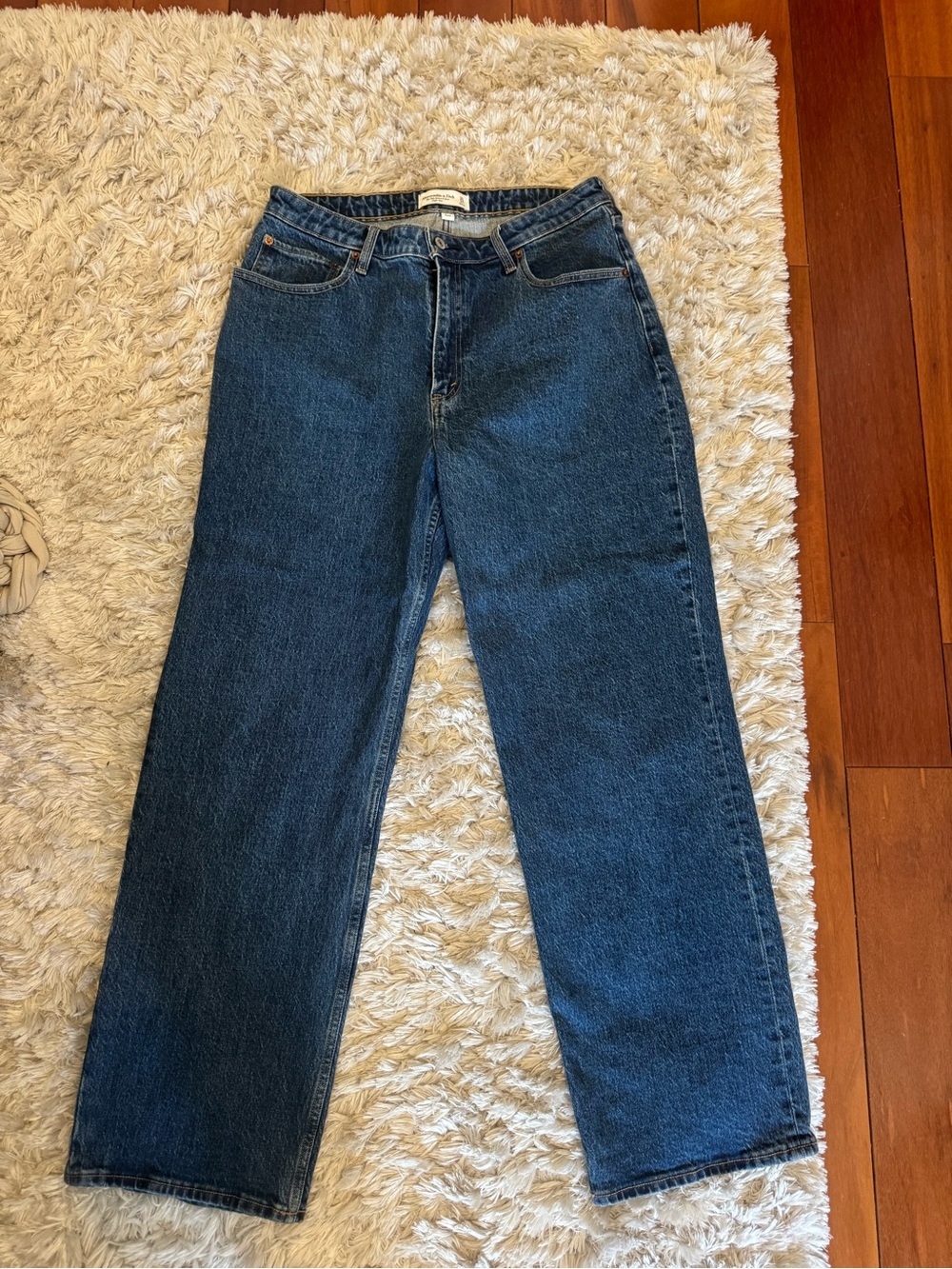 Abercrombie & Fitch Women's Straight Leg Jeans in Dark Blue Wash. 90’s Relaxed
